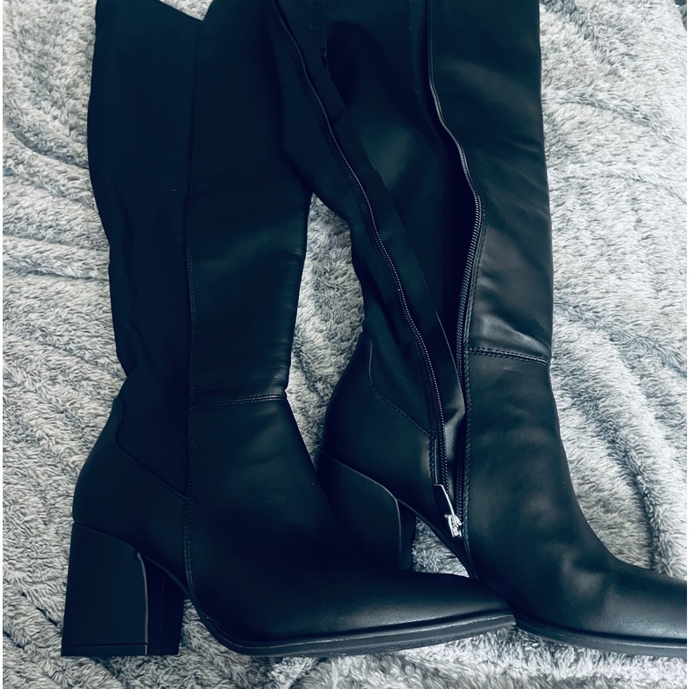 Knee boots